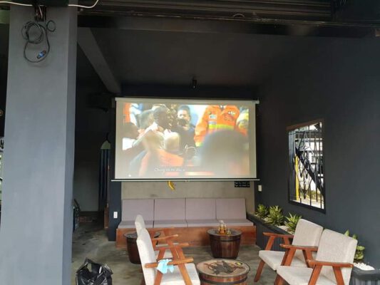 máy chiếu xem đá bóng