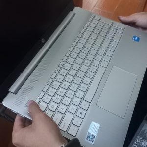 Laptop HP 15s-fq2712TU